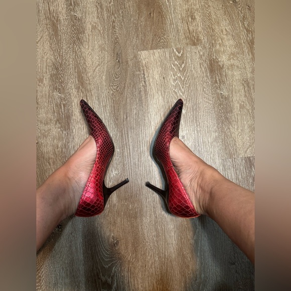 Donald Pliner Women's High Heel Shoes Red Snakeskin Python Foil
Metallic size 6 - Picture 16 of 17